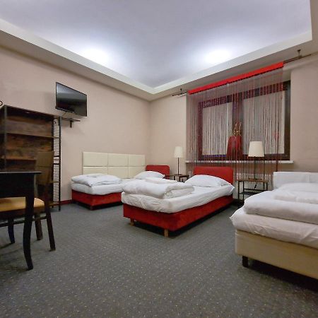 Helvetia Plus B&B - Private Rooms And Apartments Варшава Экстерьер фото