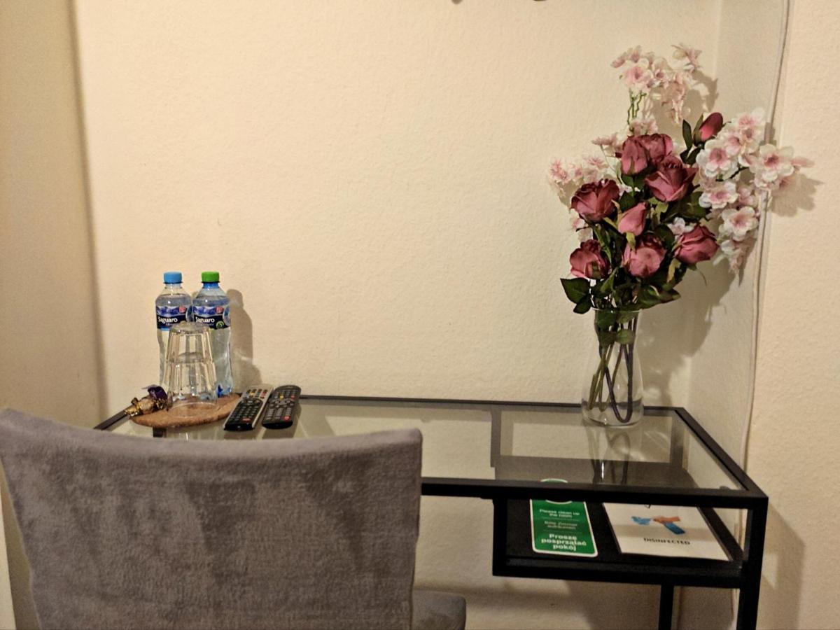 Helvetia Plus B&B - Private Rooms And Apartments Варшава Экстерьер фото