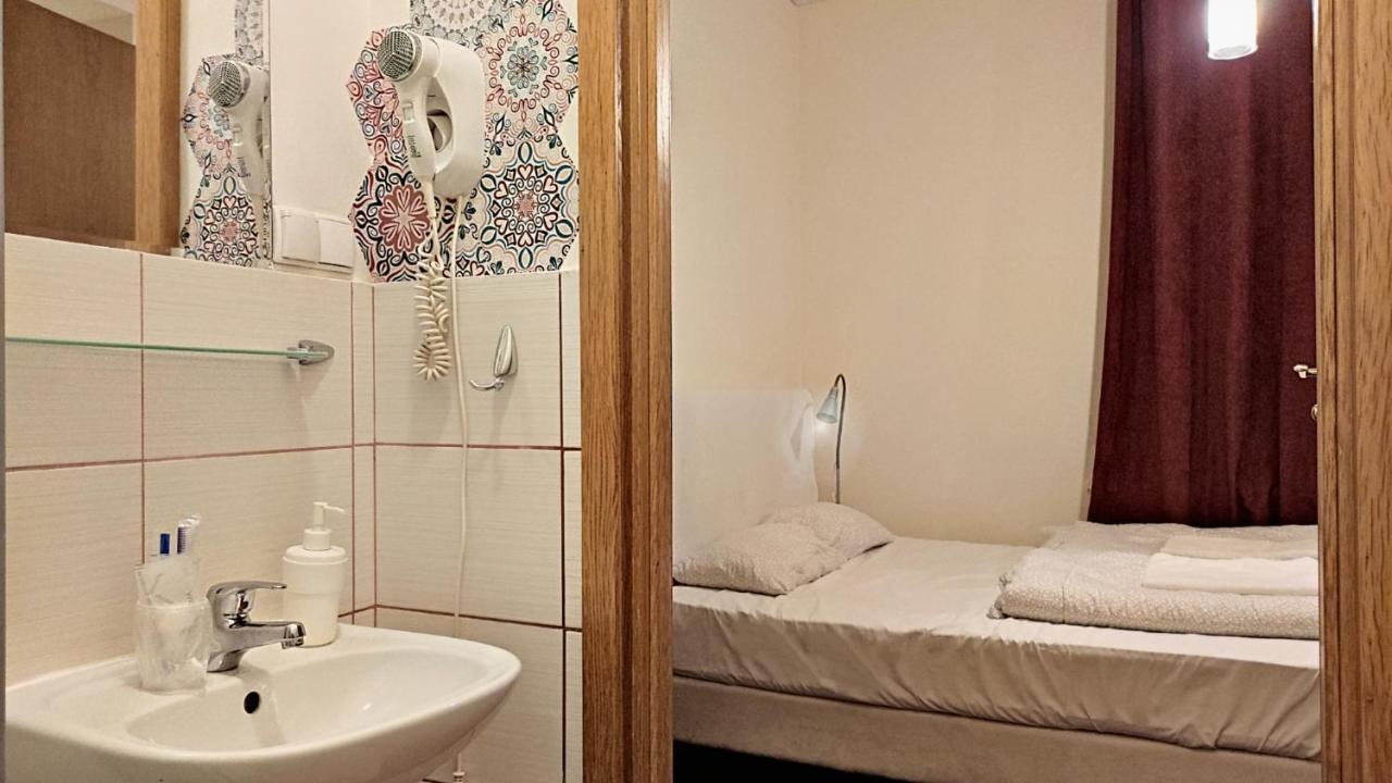 Helvetia Plus B&B - Private Rooms And Apartments Варшава Экстерьер фото