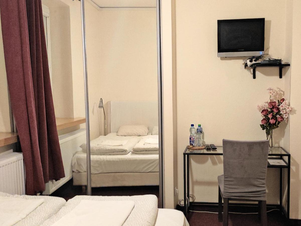 Helvetia Plus B&B - Private Rooms And Apartments Варшава Экстерьер фото