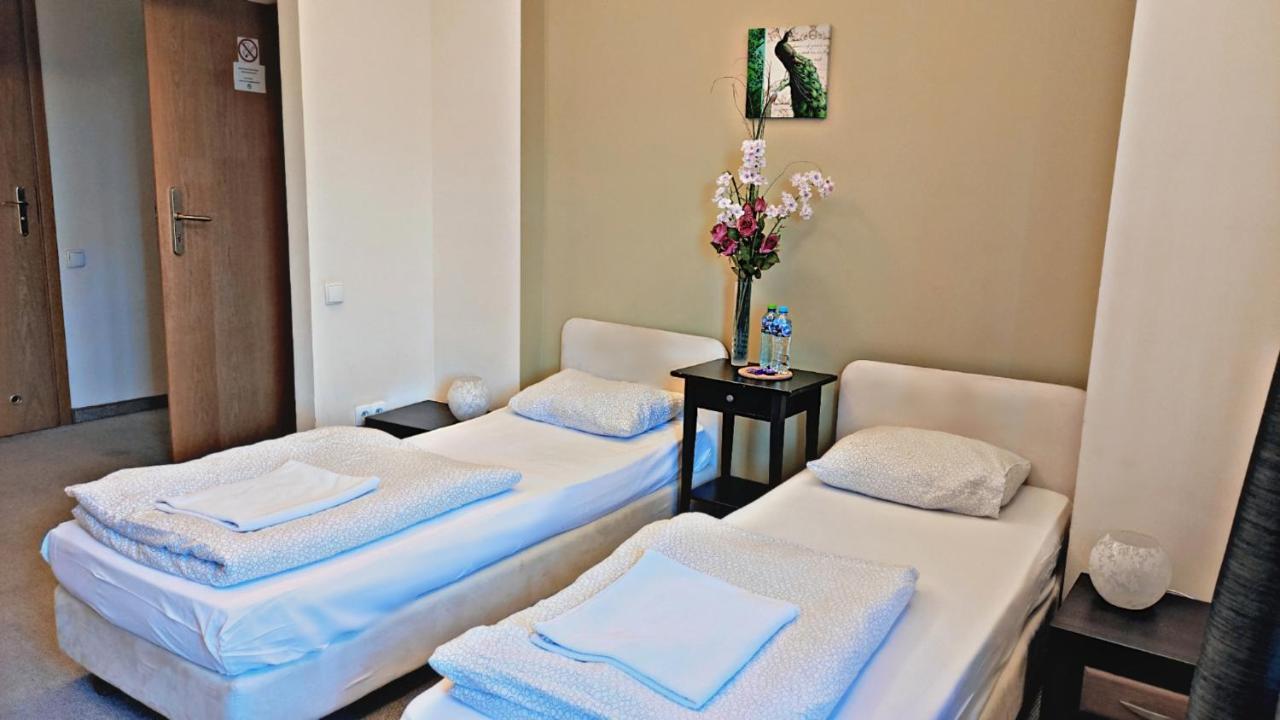 Helvetia Plus B&B - Private Rooms And Apartments Варшава Экстерьер фото