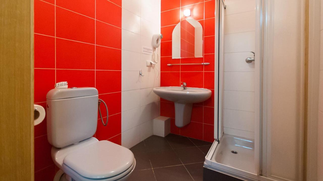Helvetia Plus B&B - Private Rooms And Apartments Варшава Экстерьер фото
