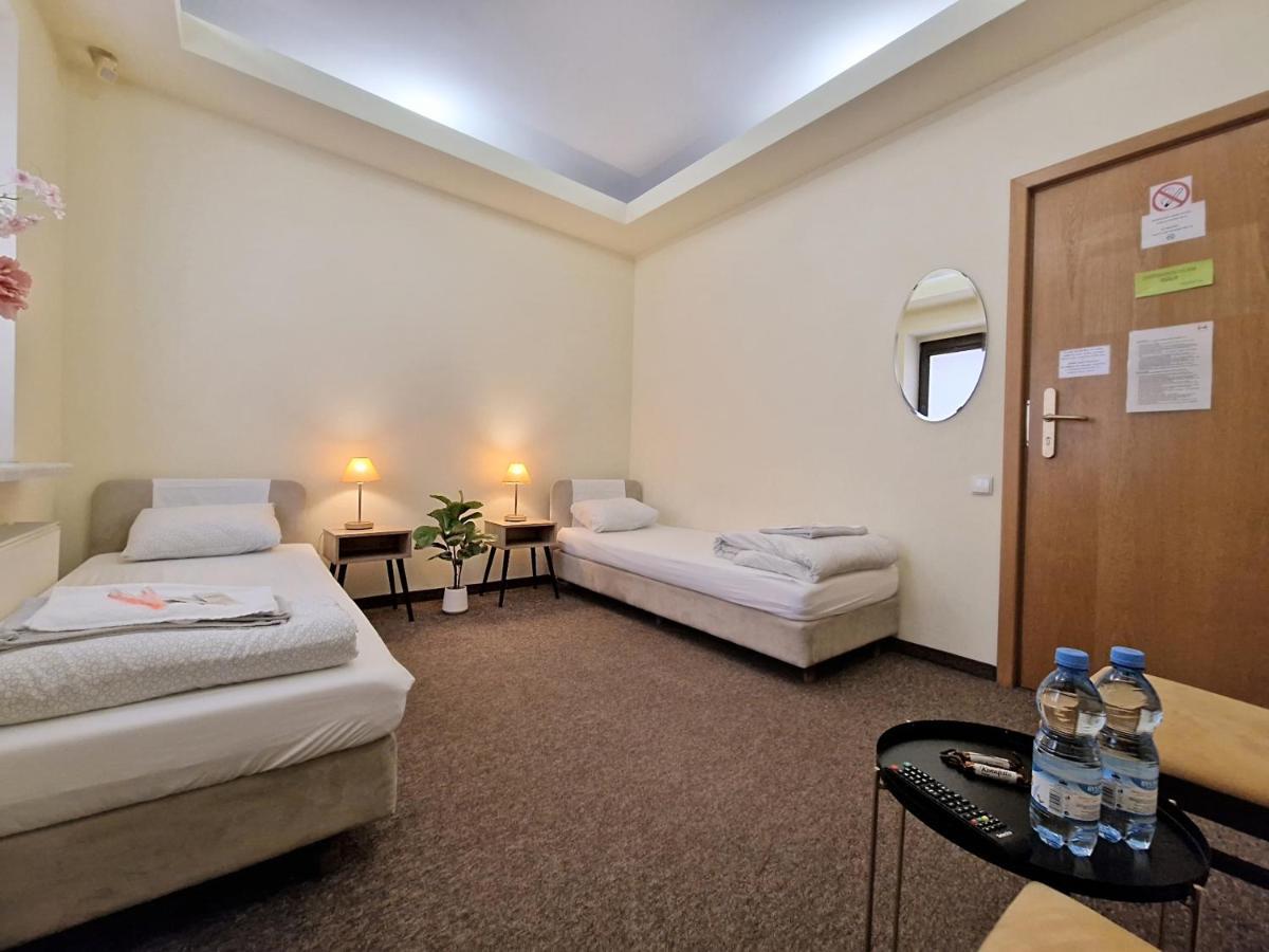 Helvetia Plus B&B - Private Rooms And Apartments Варшава Экстерьер фото