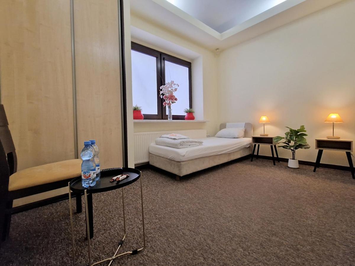 Helvetia Plus B&B - Private Rooms And Apartments Варшава Экстерьер фото
