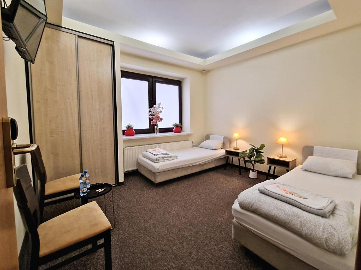 Helvetia Plus B&B - Private Rooms And Apartments Варшава Экстерьер фото