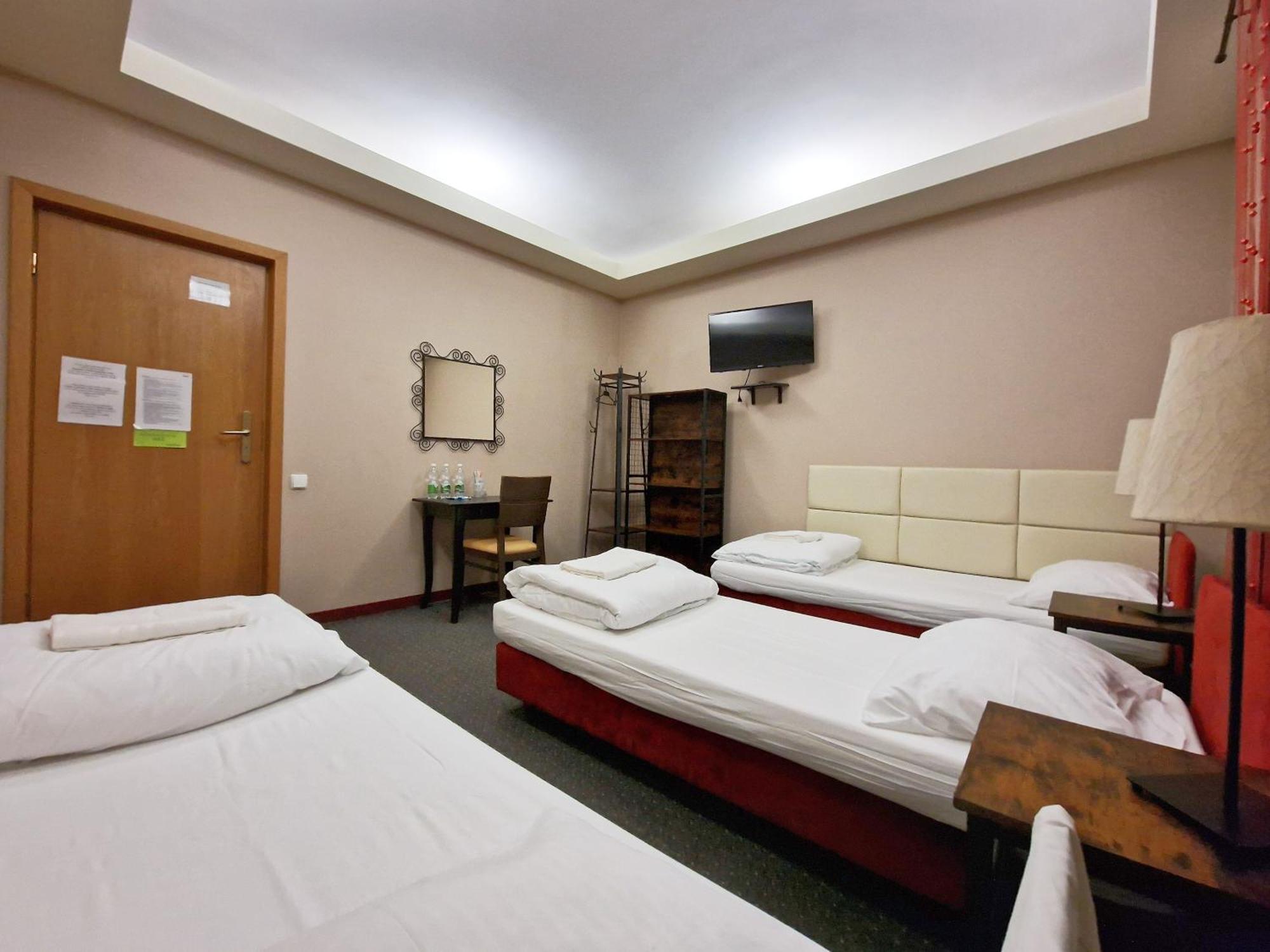 Helvetia Plus B&B - Private Rooms And Apartments Варшава Экстерьер фото
