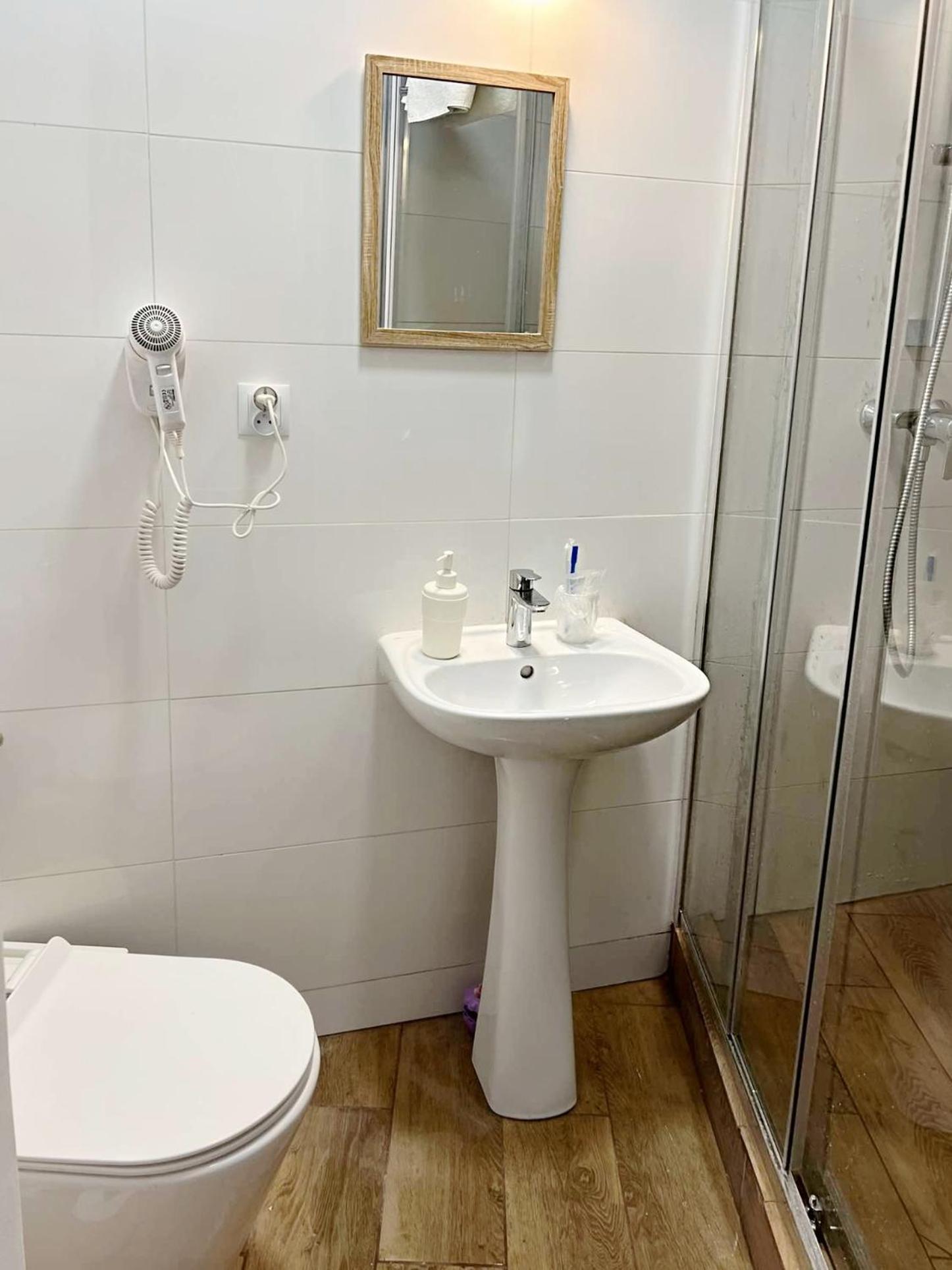 Helvetia Plus B&B - Private Rooms And Apartments Варшава Экстерьер фото